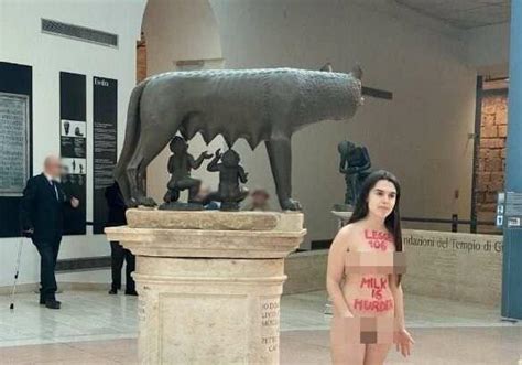 maria sofia federico nudo|Maria Sofia si spoglia per protesta ai Musei Capitolini: il VIDEO